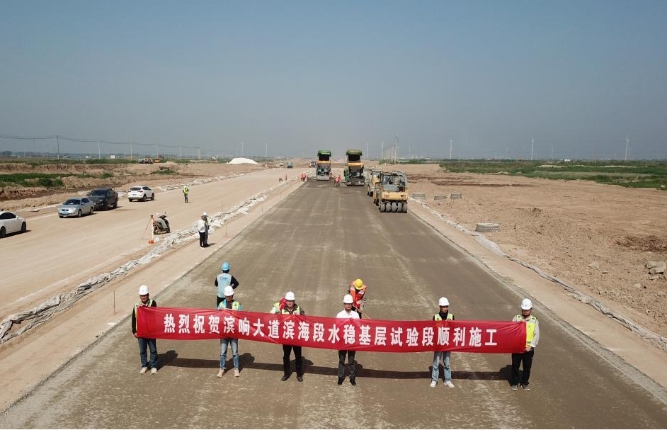 新進(jìn)展!濱響大道水穩(wěn)層開始鋪設(shè)1.jpg